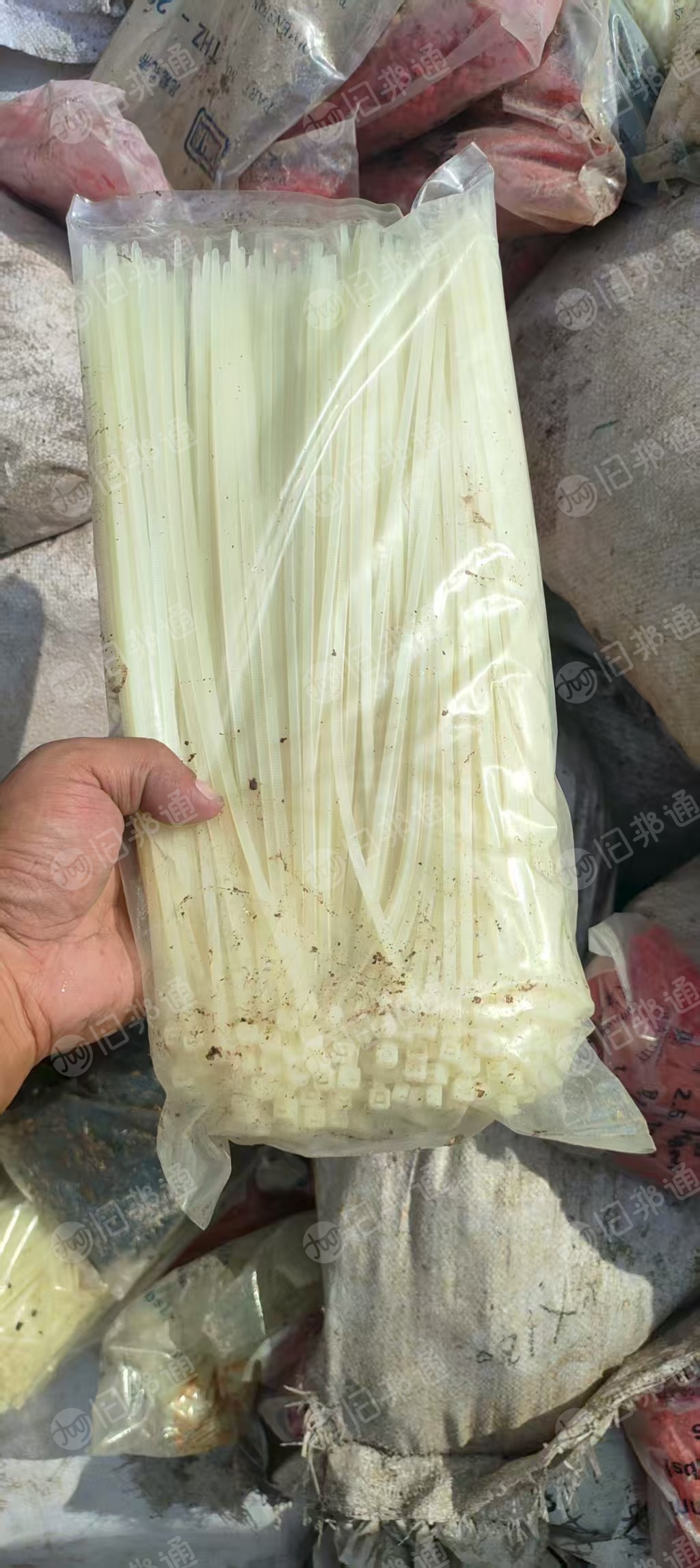 出售尼龙扎带废料，红色乳白都有，现货6吨左右