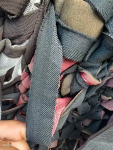 出售带海绵布条，有复合布条，布有化纤的和绵的，打绳料，现货有20吨，货在湖北武汉