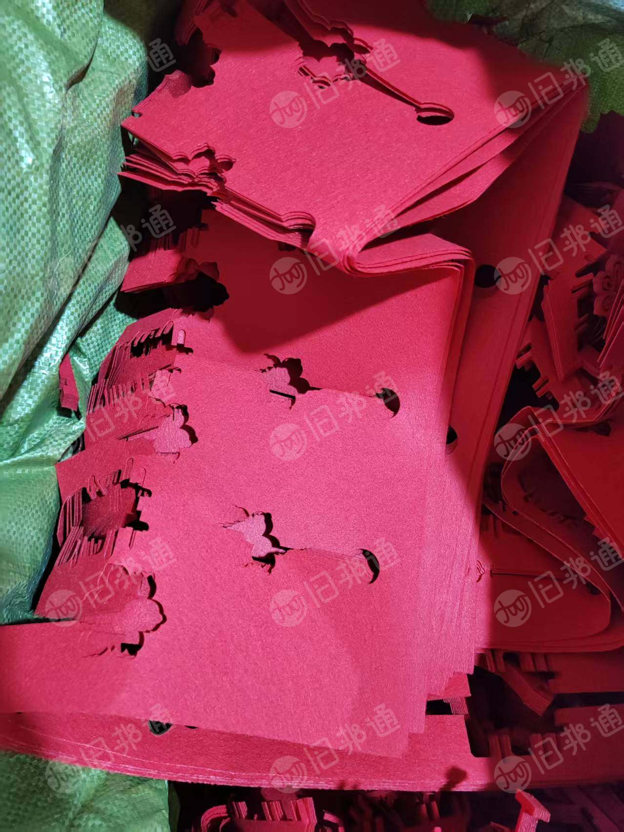 长期大量出售红色毛毡布，无纺布边角料，每天都有9.6米一车，货在湖北孝感