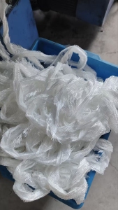 厂家出售白色涤纶废丝,涤纶工业丝,涤纶干丝,现货只有几吨,货在山东临沂