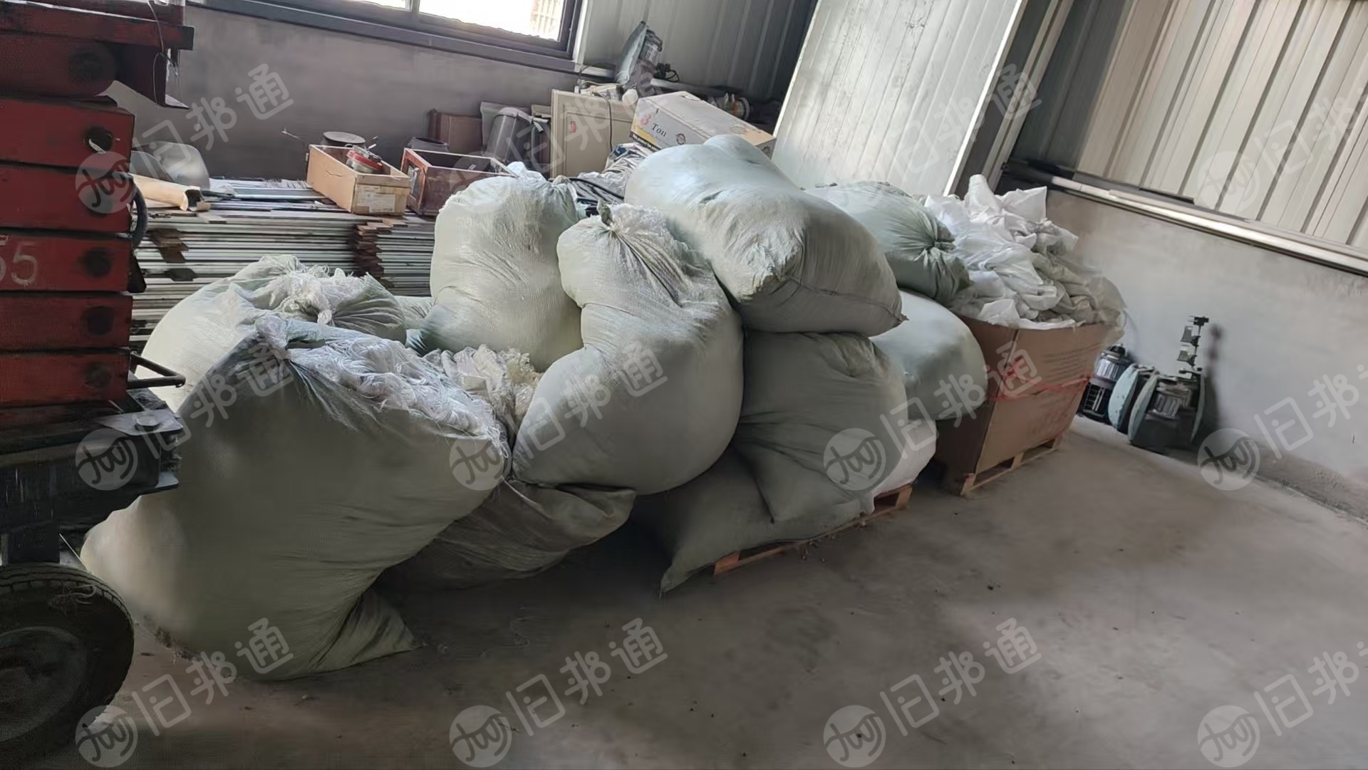 厂家出售白色涤纶废丝,涤纶工业丝,涤纶干丝,现货只有几吨,货在山东临沂