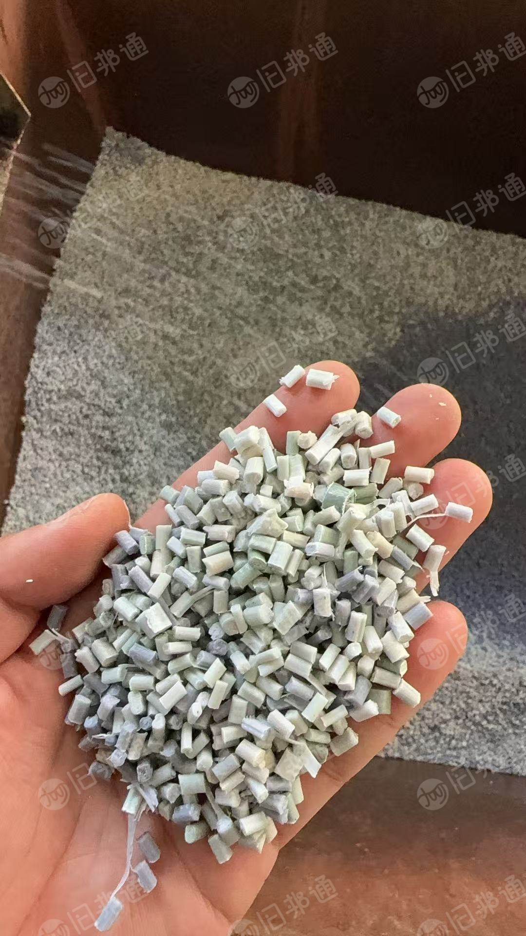 出售针刺棉颗粒，一半是聚乙烯塑料，一半是针织布