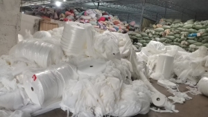 出售无纺布边角料，无纺布，可开花，现货有十几吨，货在广东清远