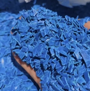 长期出售PE钢卷皮粉碎料，上机料，纯蓝全漂，月供50吨