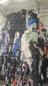 长期出售出售浅色，杂色涤纶料，每个月有六七十吨