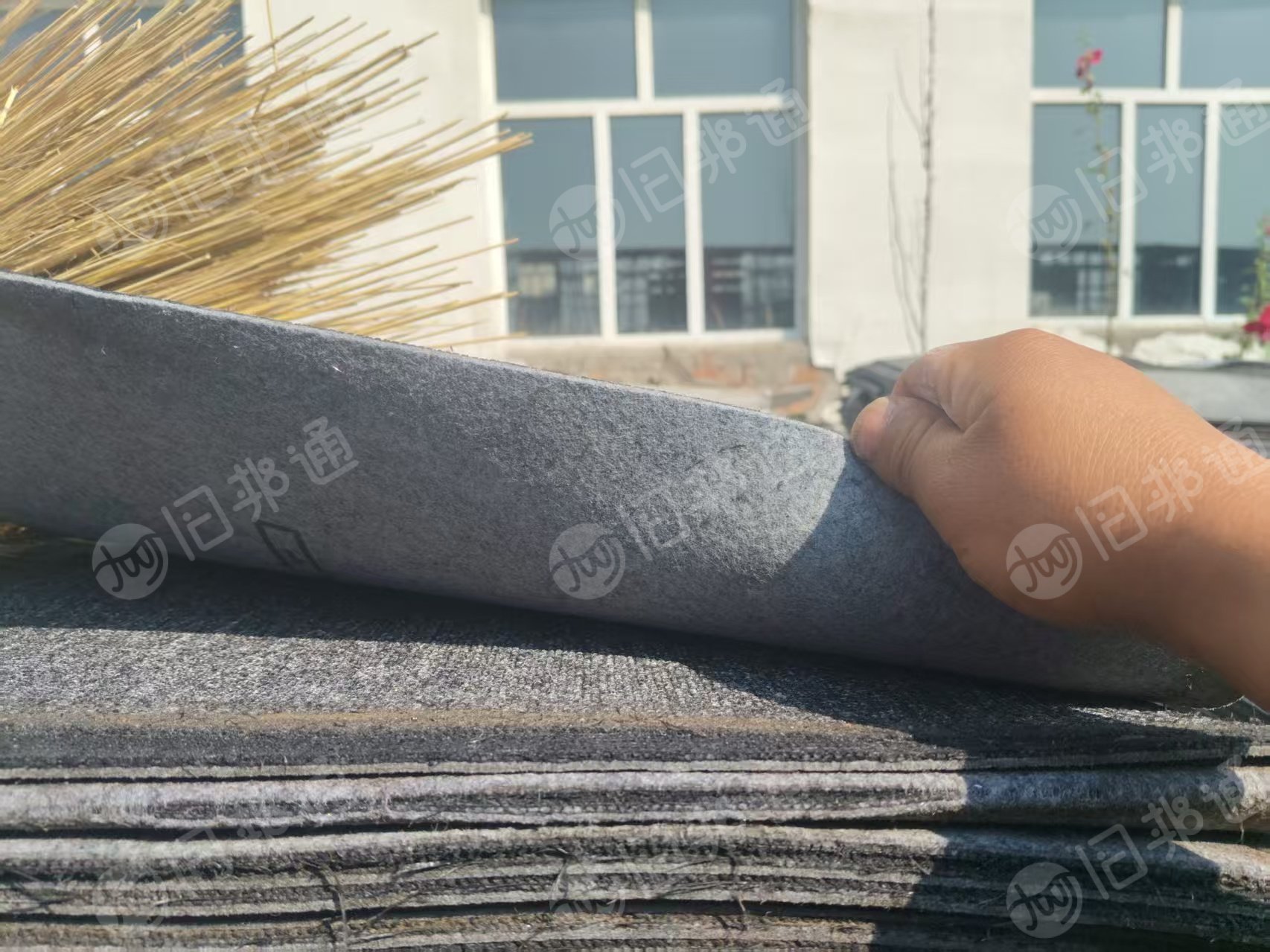 长期出售地毯下脚料，复合地毯边角料，丙纶地毯料，现货百来吨