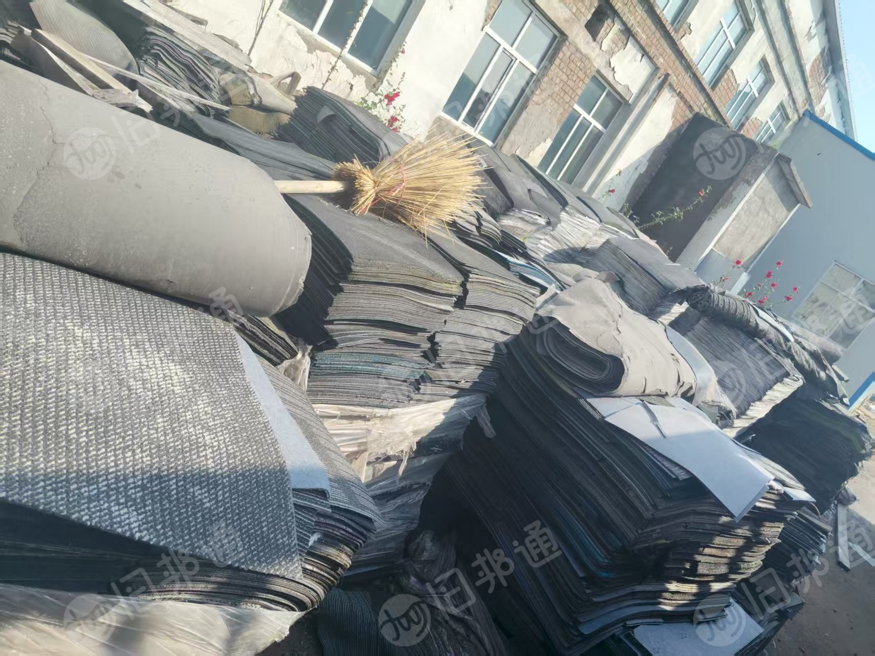 长期出售地毯下脚料，复合地毯边角料，丙纶地毯料，现货百来吨