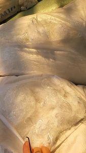 厂家长期出售涤纶废丝，白色的，做线割下来的，月供4吨