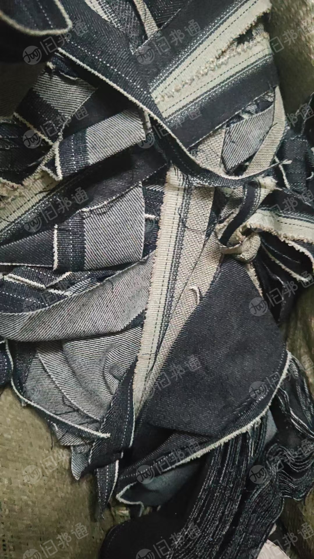 长期出售服装下脚料，牛仔废布，85棉的棉含量没测过，95棉的棉含量在80左右，月供几百吨