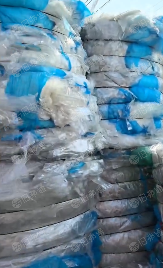 出售pet带胶膜废料，有卷筒和压包料，