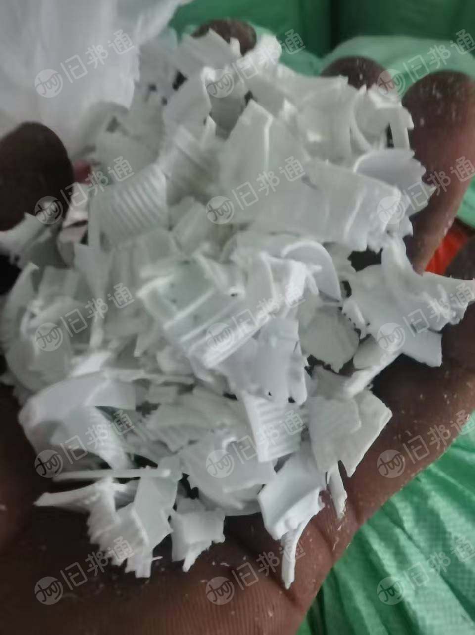 出售PE瓶盖破碎料，白色，和绿色，现货十来吨