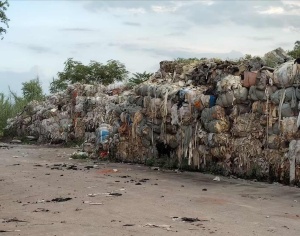 出售无纺布废料，现货四五百吨，有含玻纤的，可以破碎做板材用，有一百多吨可以做燃烧料