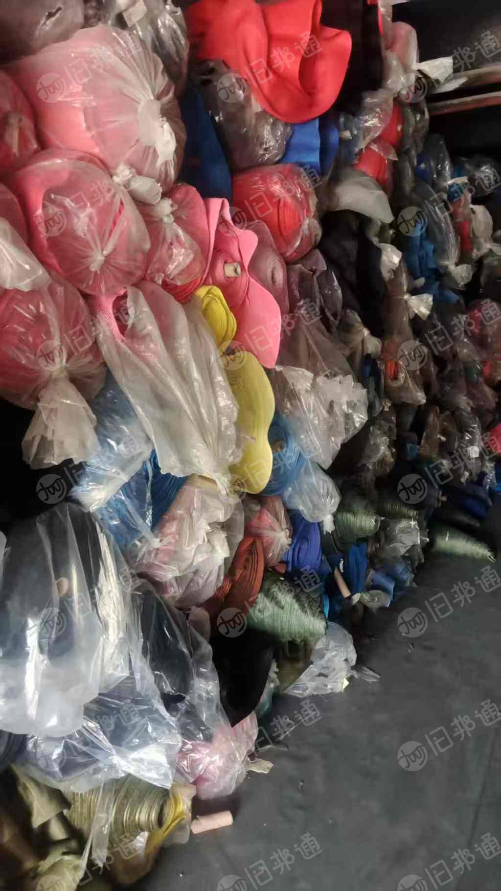 出售杂色的涤纶库存布，涤纶布料，现货20吨