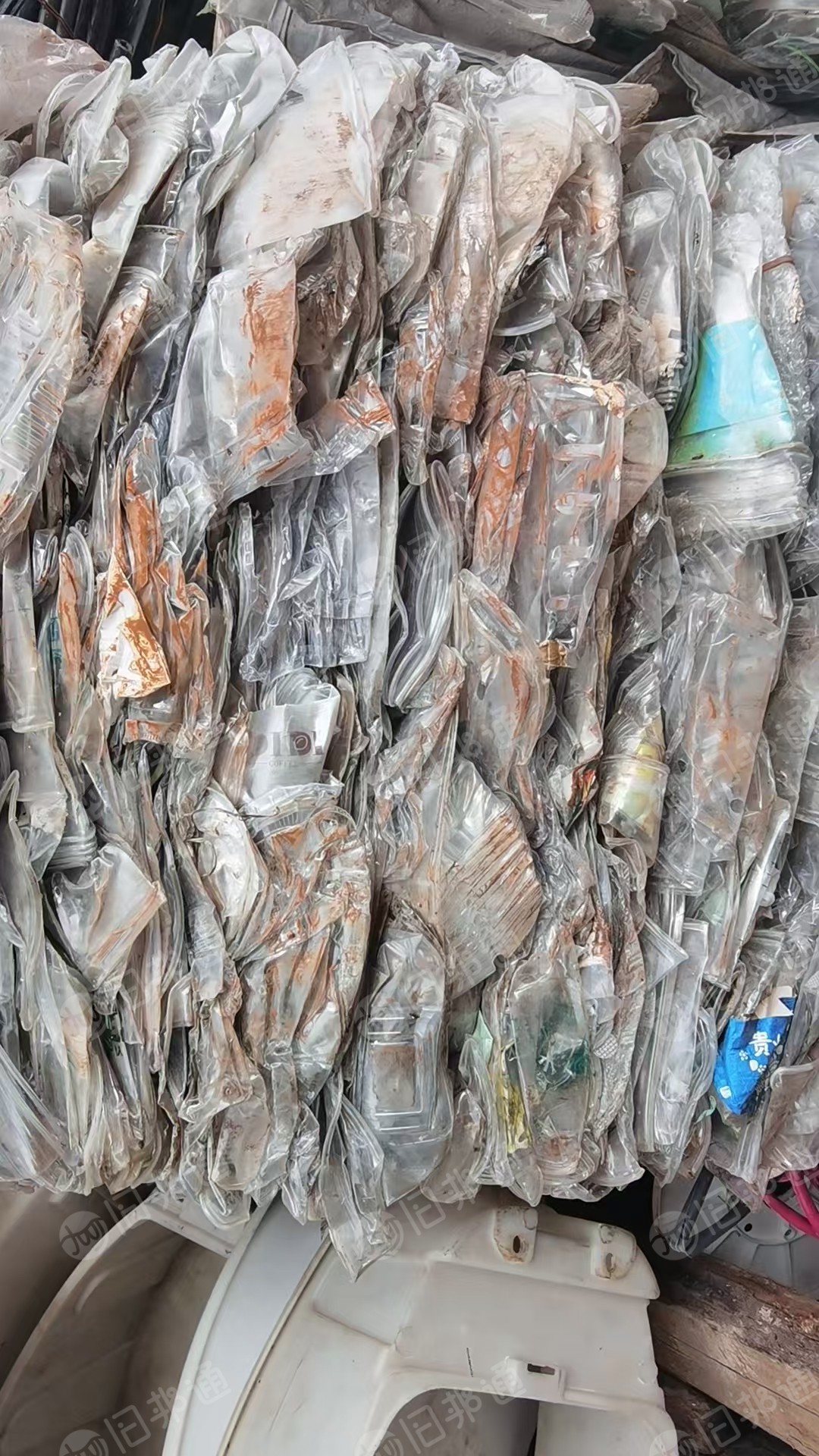 出售PET吸塑盒压块，矿泉水瓶里面挑拣出来的，现货四五吨，长期有货