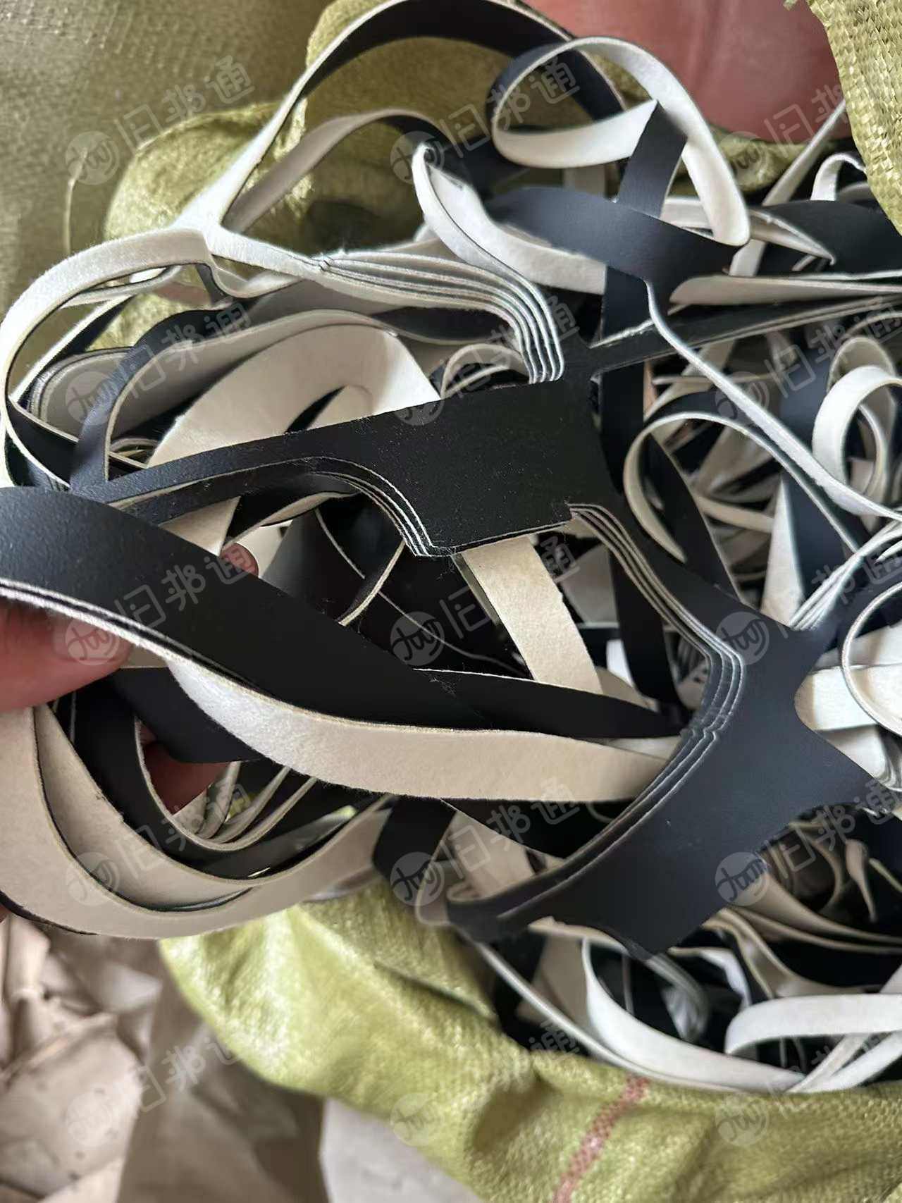 出售汽车厂下来的pvc汽车革边角料，现货10多吨