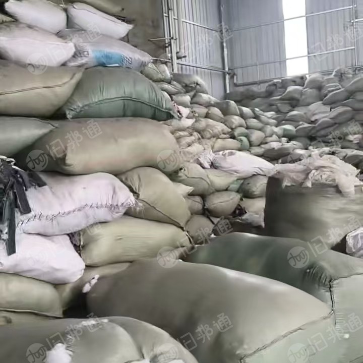 长期出售涤纶废布，涤纶造粒布，涤纶碎布，月供几十吨，货在四川成都