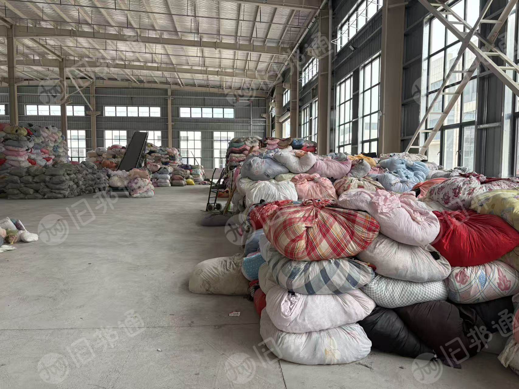 长期出售旧衣服黑料，纯旧衣服，包单的，现货有120吨，便宜出，货在河北邢台巨鹿