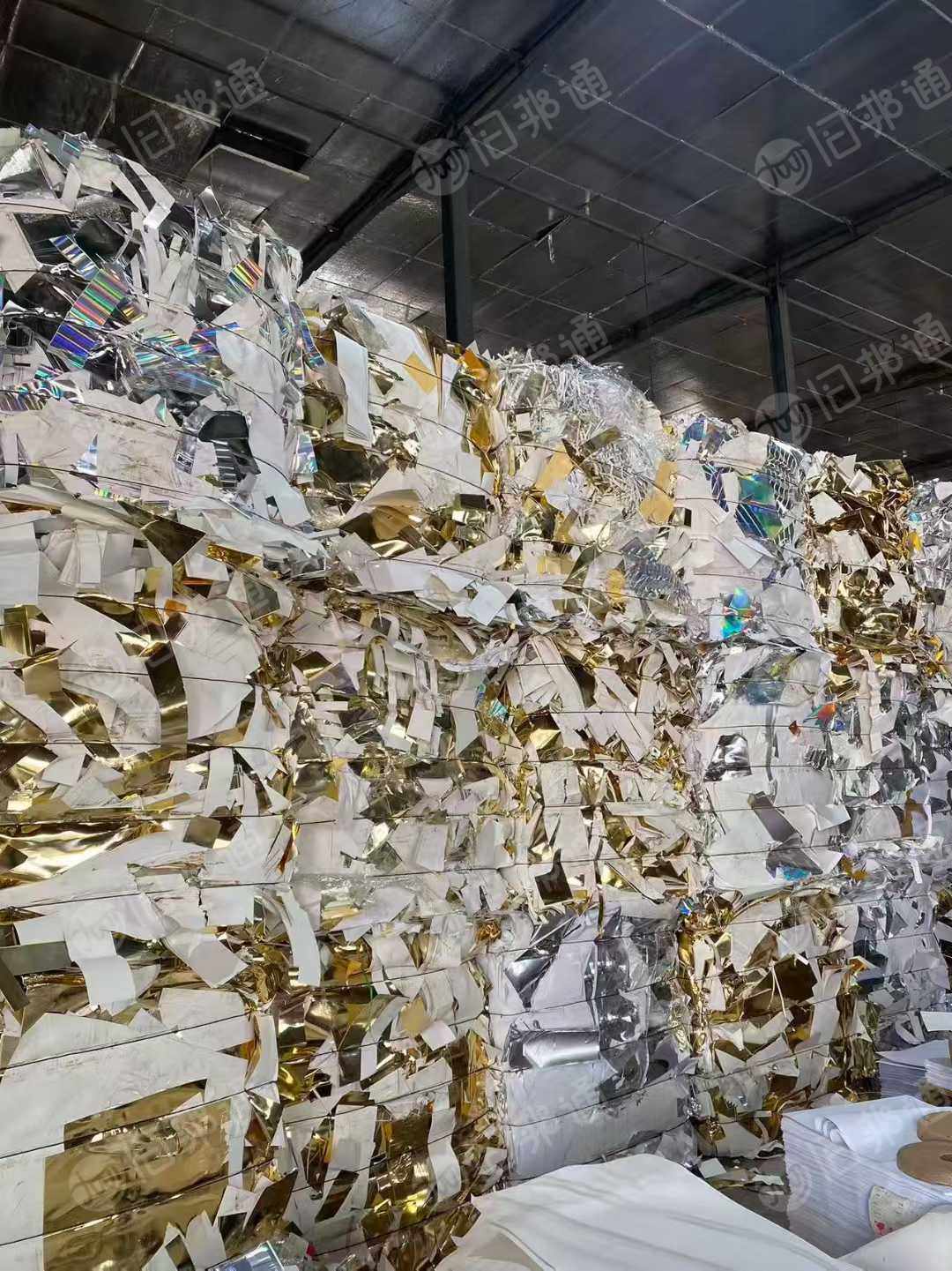 出售带膜的金银卡边角料