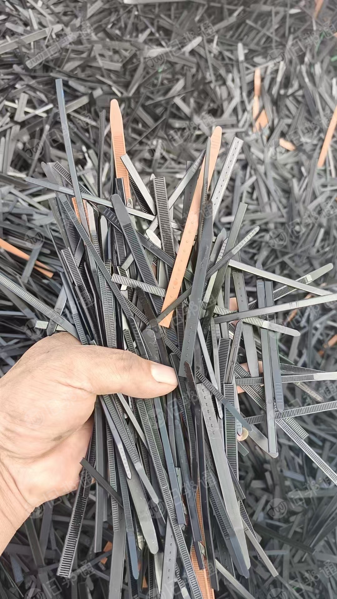 长期出售尼龙扎带毛料，收长城回来的，大部分是黑色的，现货30吨