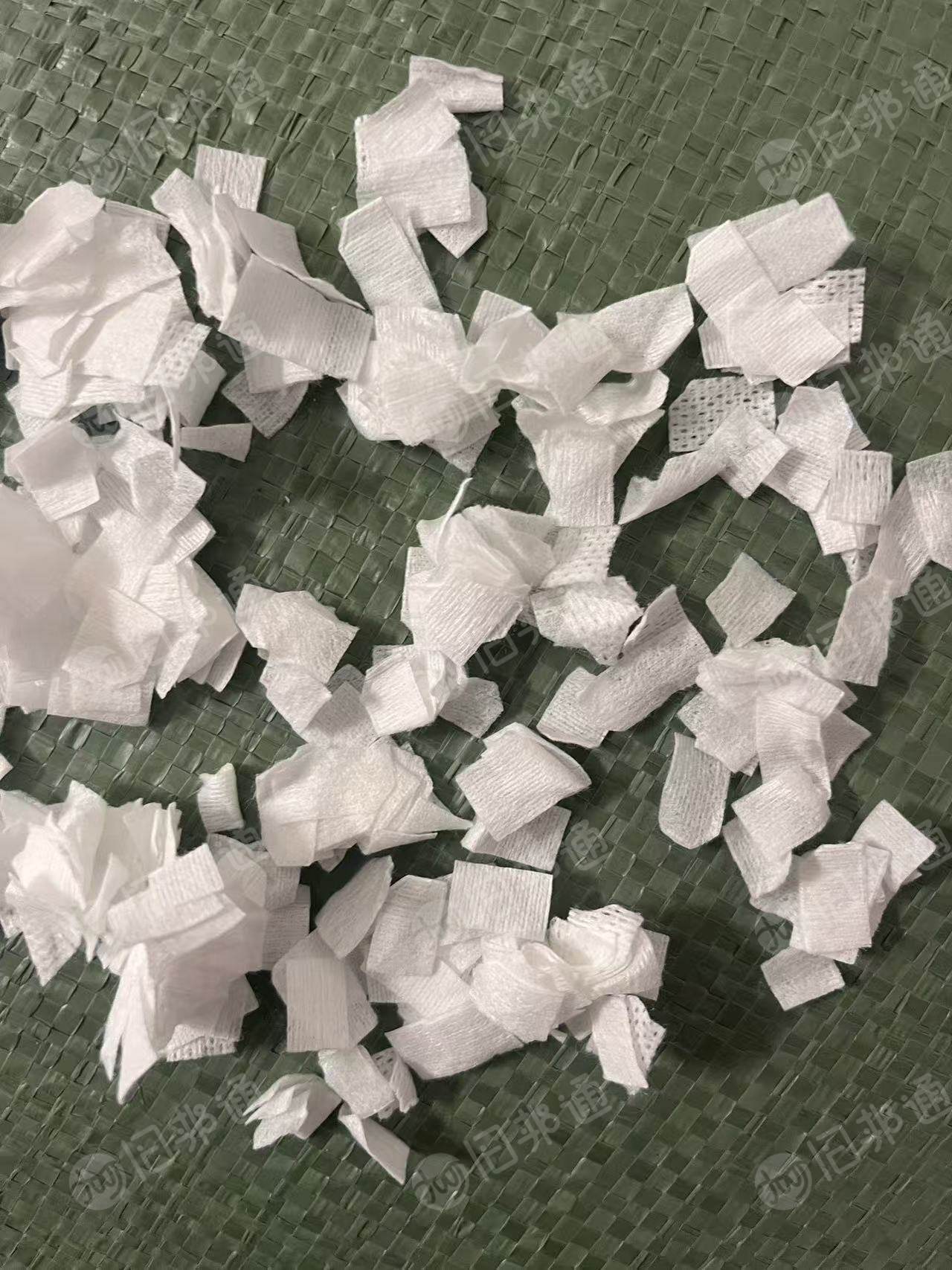 长期出售白色小块水刺无纺布边角料，黏胶无纺布，开花用，月供20吨，货在广东佛山