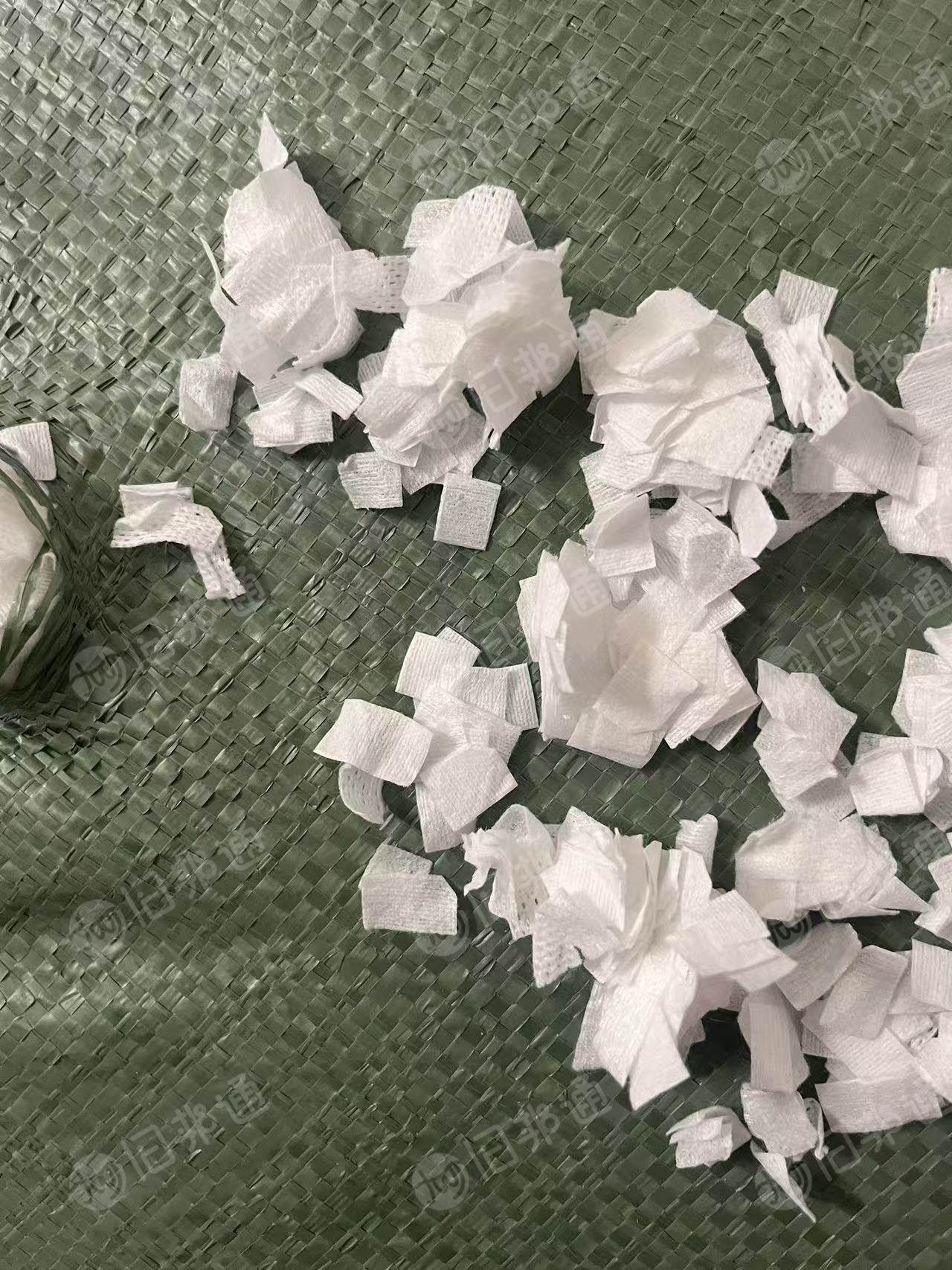 长期出售白色小块水刺无纺布边角料，黏胶无纺布，开花用，月供20吨，货在广东佛山