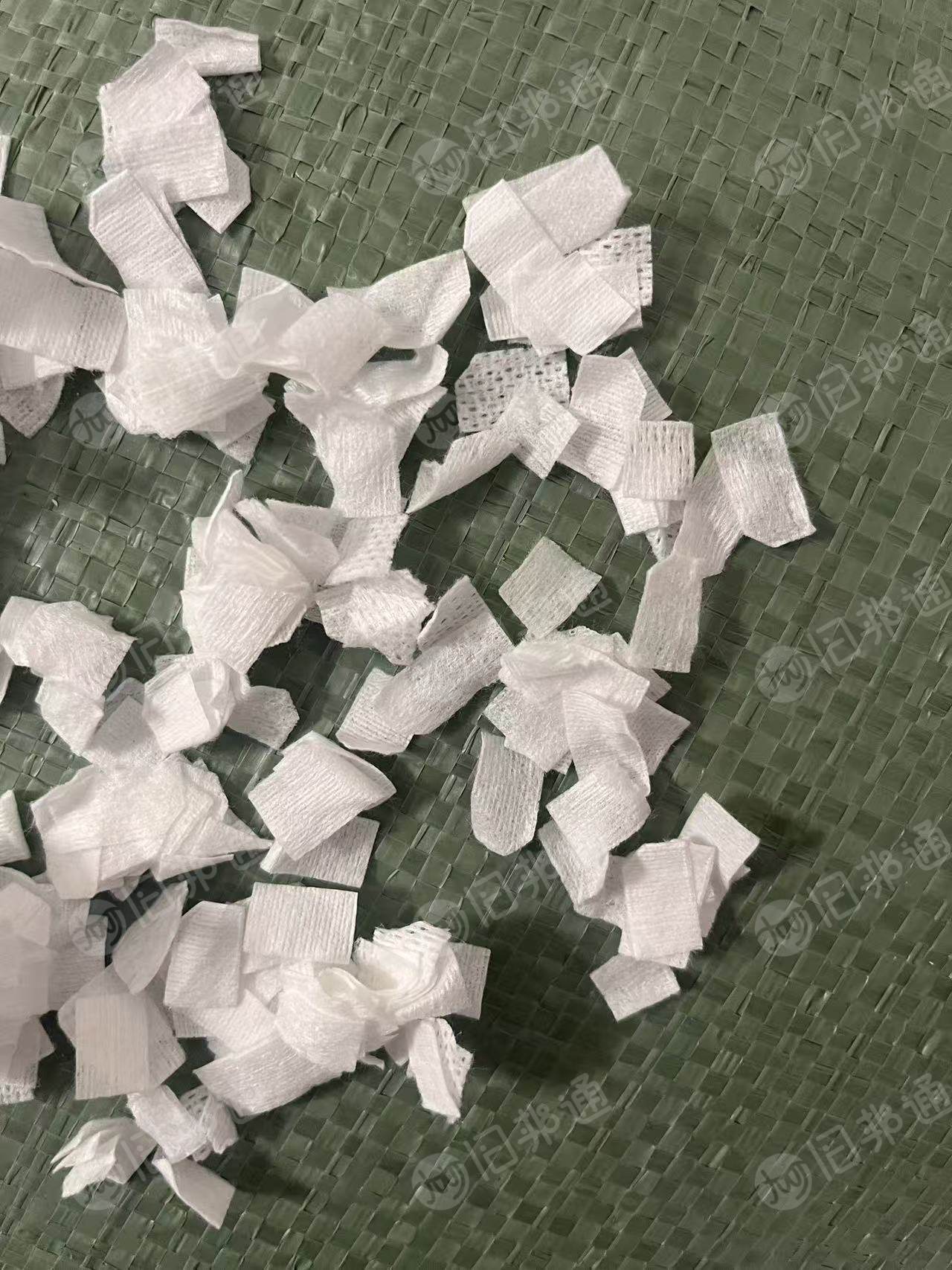 长期出售白色小块水刺无纺布边角料,黏胶无纺布,开花用,月供20吨,货在广东佛山