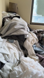 长期出售涤纶窗帘布，都是纯涤纶的，无胶无浆，每个月50吨，货在湖南长沙