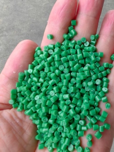 求购绿色共聚丙颗粒，绿色PP颗粒，或者绿色PE颗粒也可以，用来做塑料托盘用