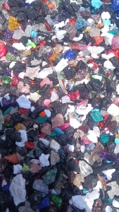 大量出售纯PC破碎料，有杂色的和透明的