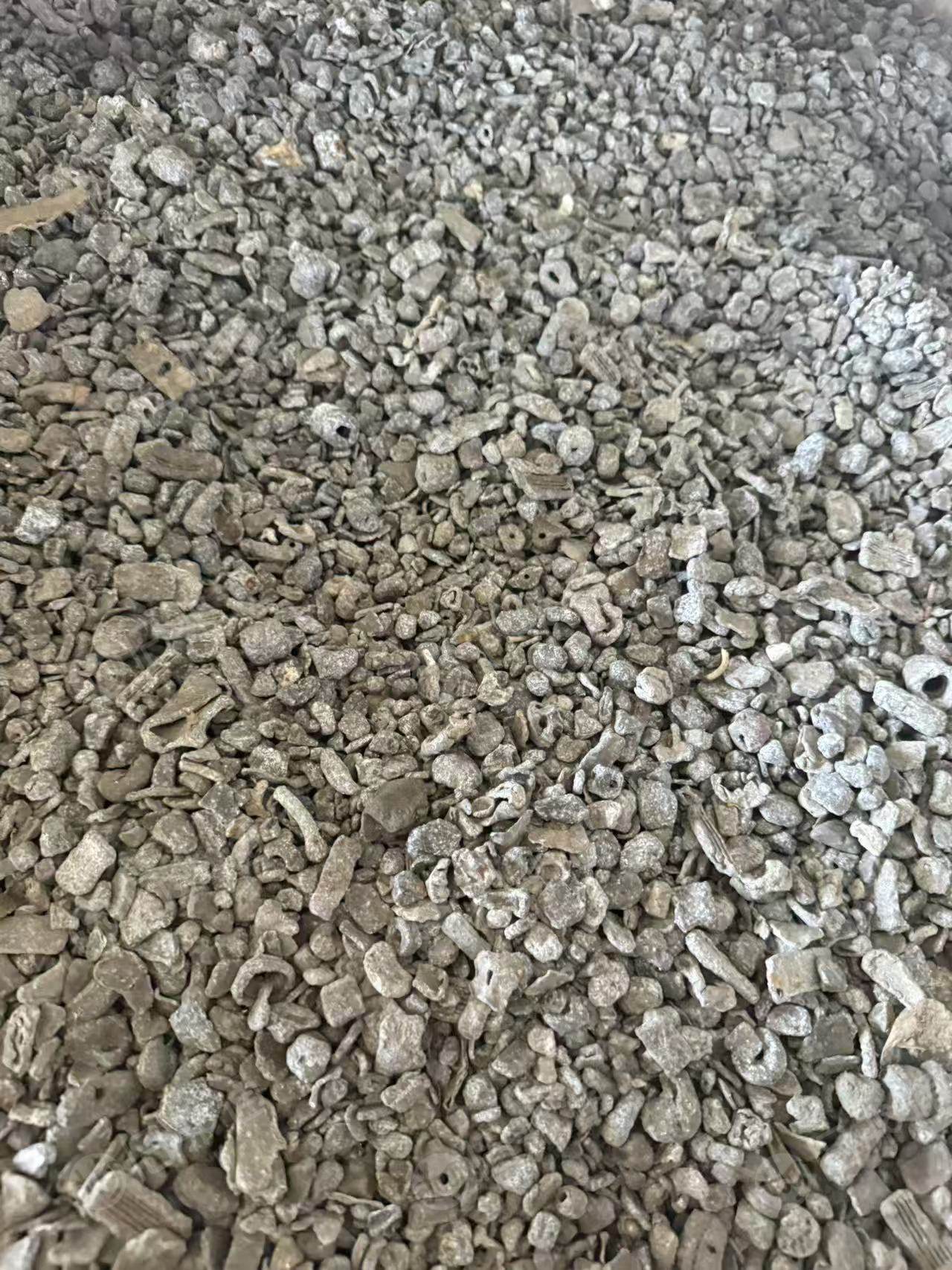 出售破碎合金，水箱铝破碎料，生熟铝等都有，月供200-300吨