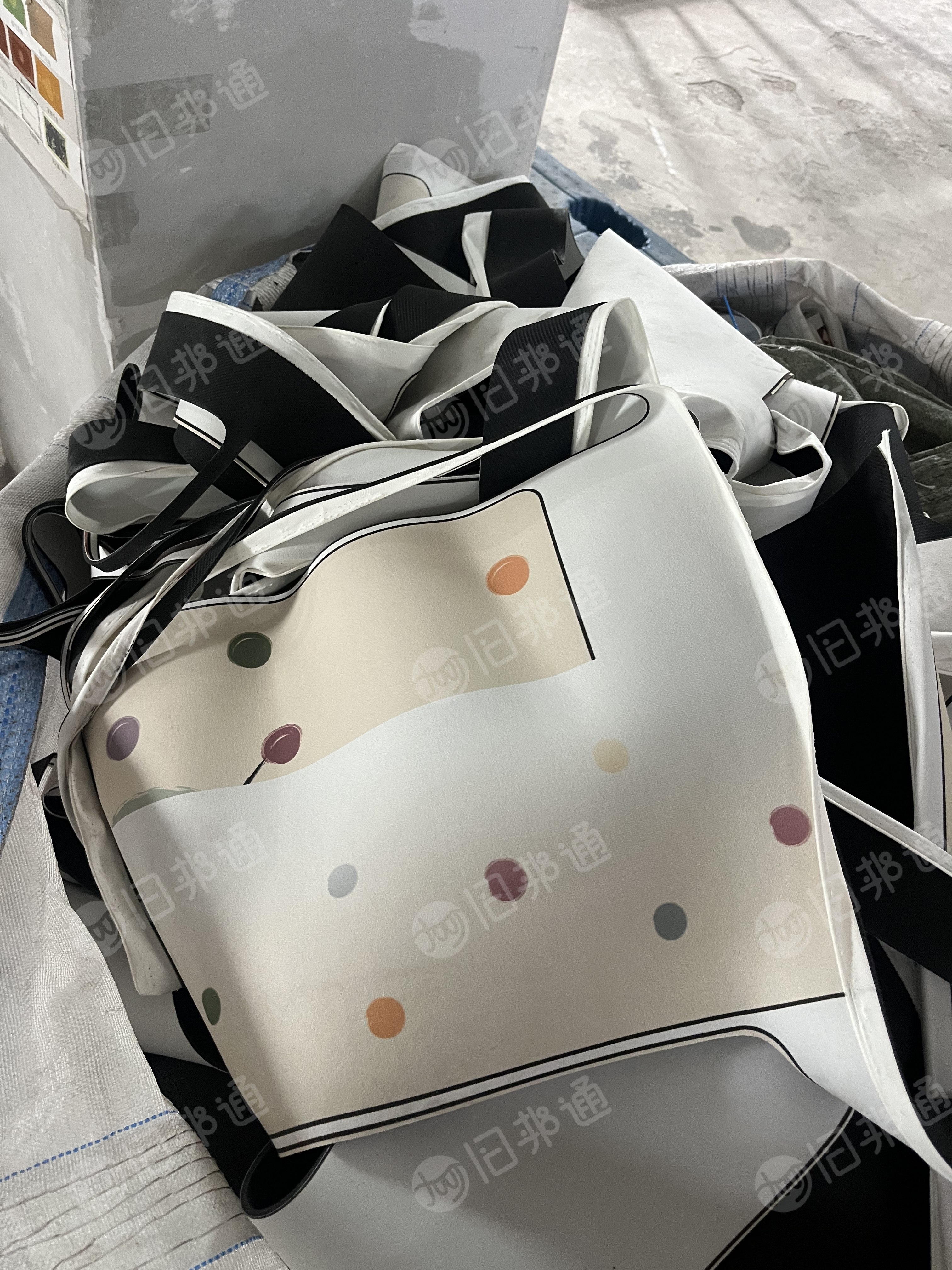 长期出售废橡胶边角料，表面是科技布，黑色面是橡胶