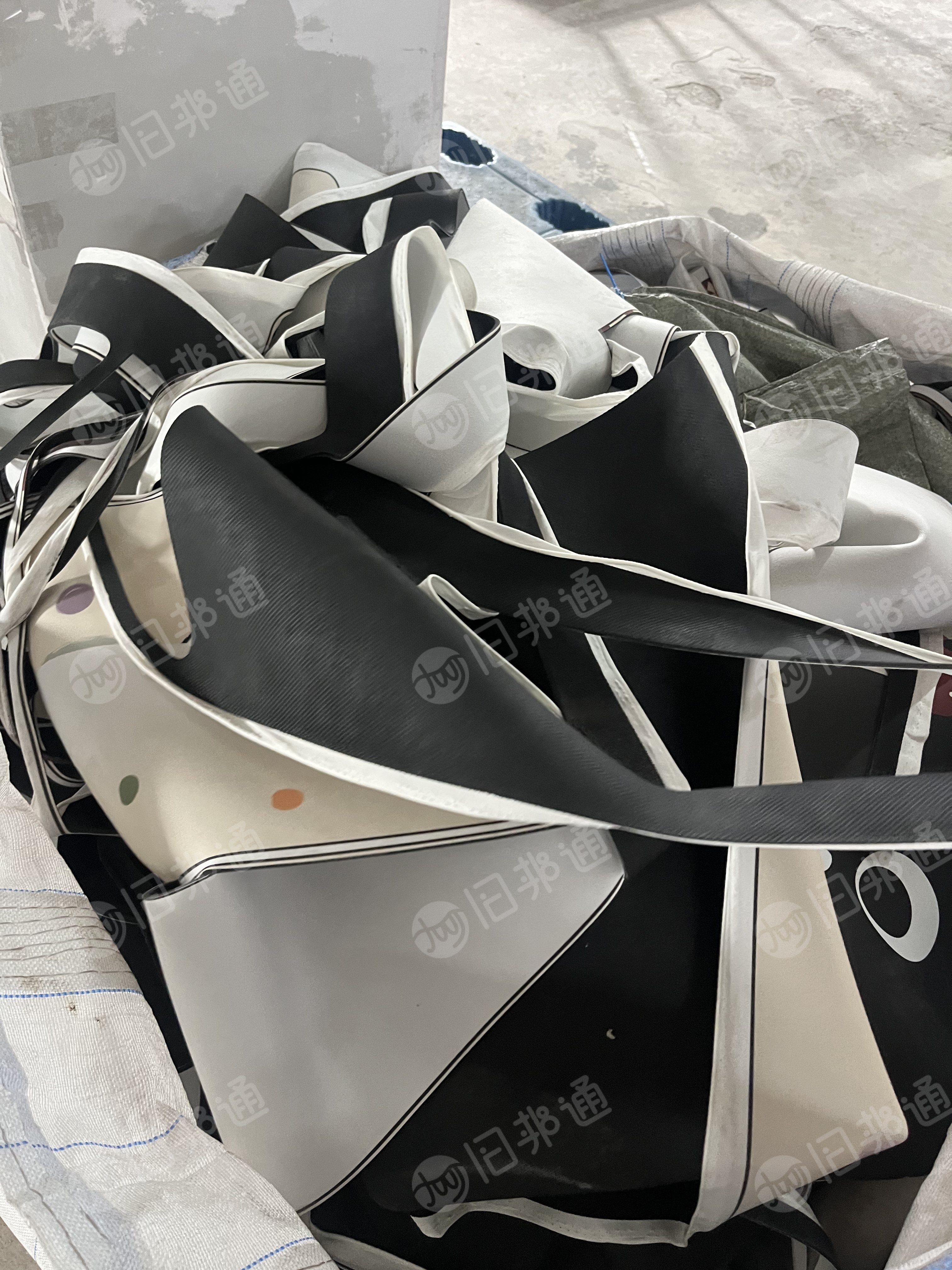 长期出售废橡胶边角料，表面是科技布，黑色面是橡胶