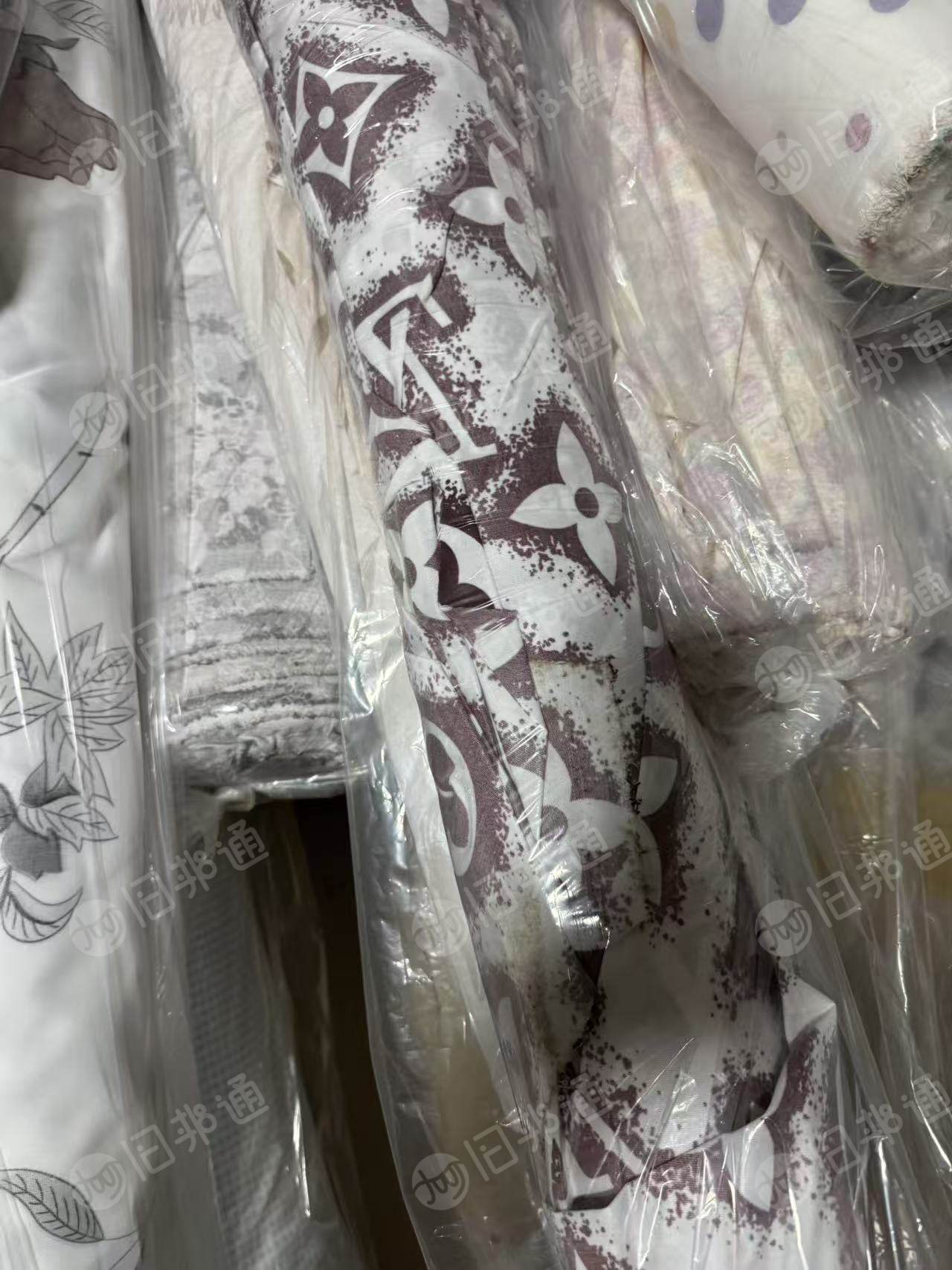 长期出售二等品的涤纶磨毛布，涤纶库存布，印花布，每天出1.5吨，门幅2.4，2.6，克重八九十