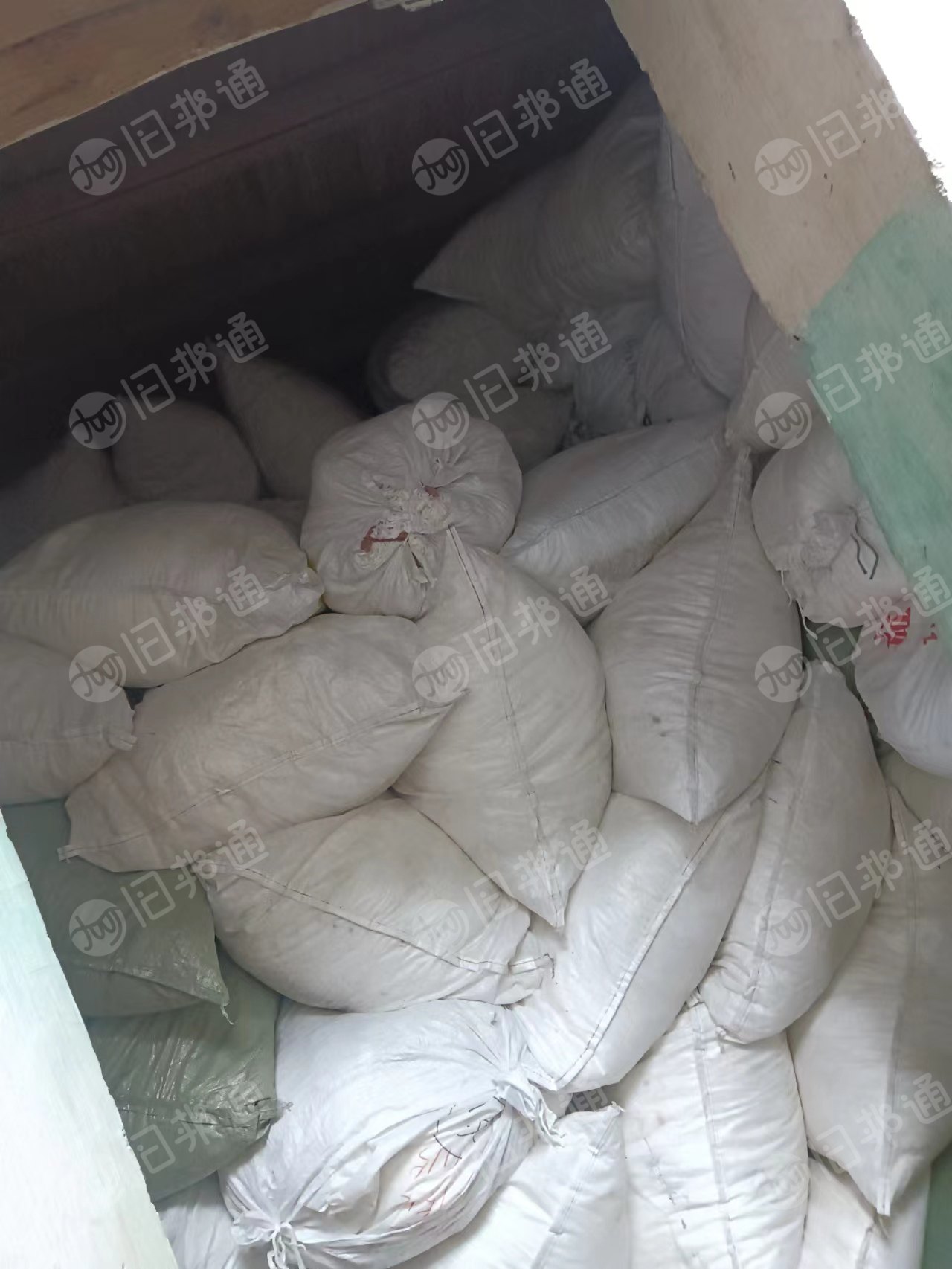 长期出售白色尼龙废布，锦氨废布，袜子边角料，现货有百来吨，货在浙江绍兴诸暨