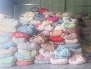 长期出售旧衣服黑料，下脚料，燃烧料，月供十几吨，货在福建漳州南靖