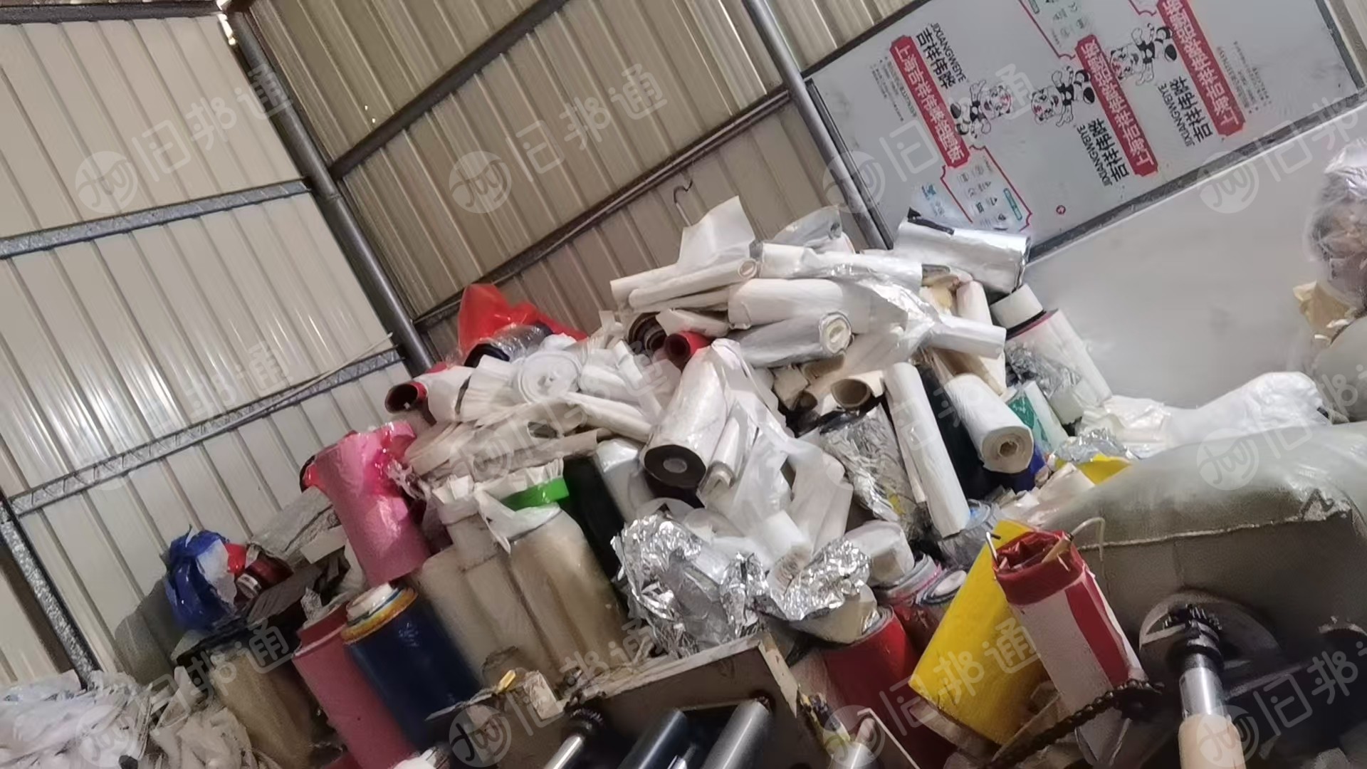 免费送不干胶面纸下来的膜废料，带胶，主要是PET材质的，现货7吨多，可用来做风扇底座