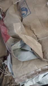 常年出售纸塑袋和蛇皮袋废料，从厂里直接下来的，装树脂粉的