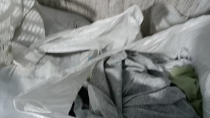 长期出售针刺涤棉废布,服装厂下来的,可以做擦机布用也可以开花,每个月有30吨左右,货在浙江嘉兴