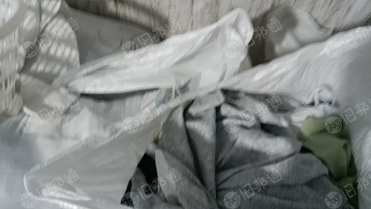 长期出售针刺涤棉废布，服装厂下来的，可以做擦机布用也可以开花，每个月有30吨左右，货在浙江嘉兴