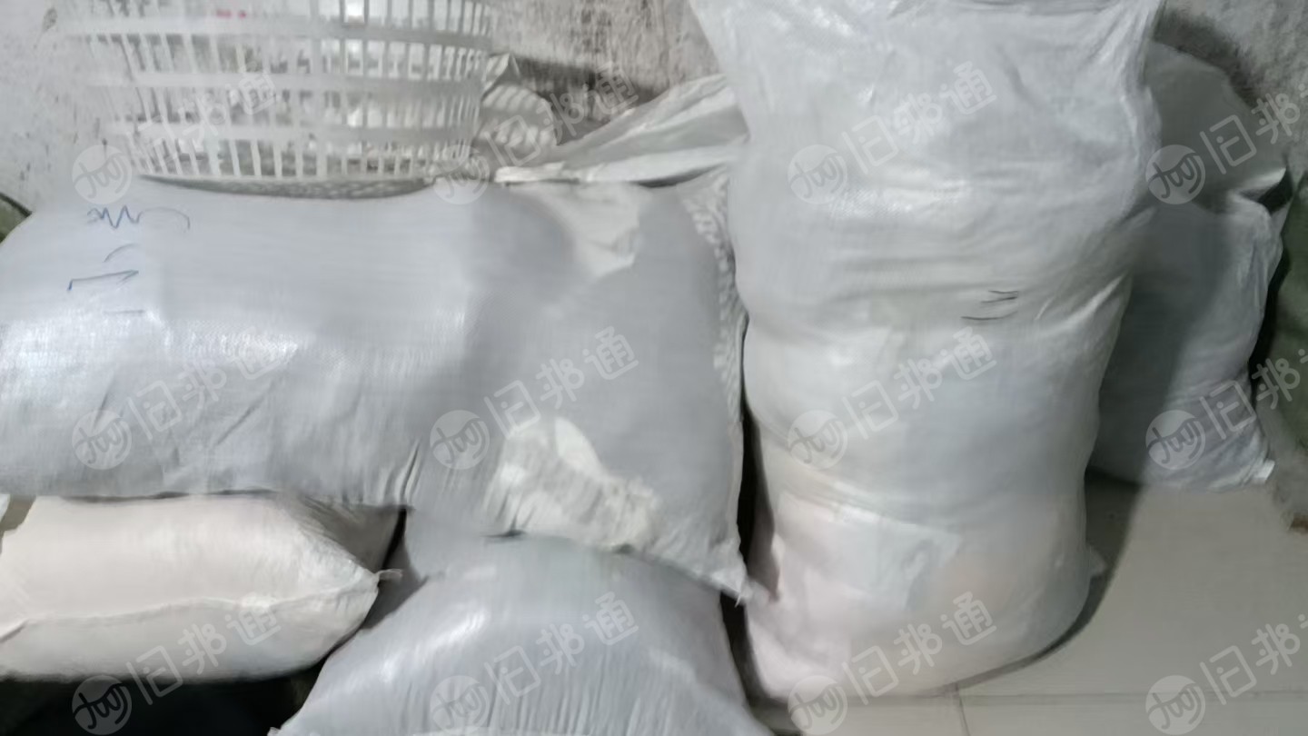 长期出售针刺涤棉废布，服装厂下来的，可以做擦机布用也可以开花，每个月有30吨左右，货在浙江嘉兴