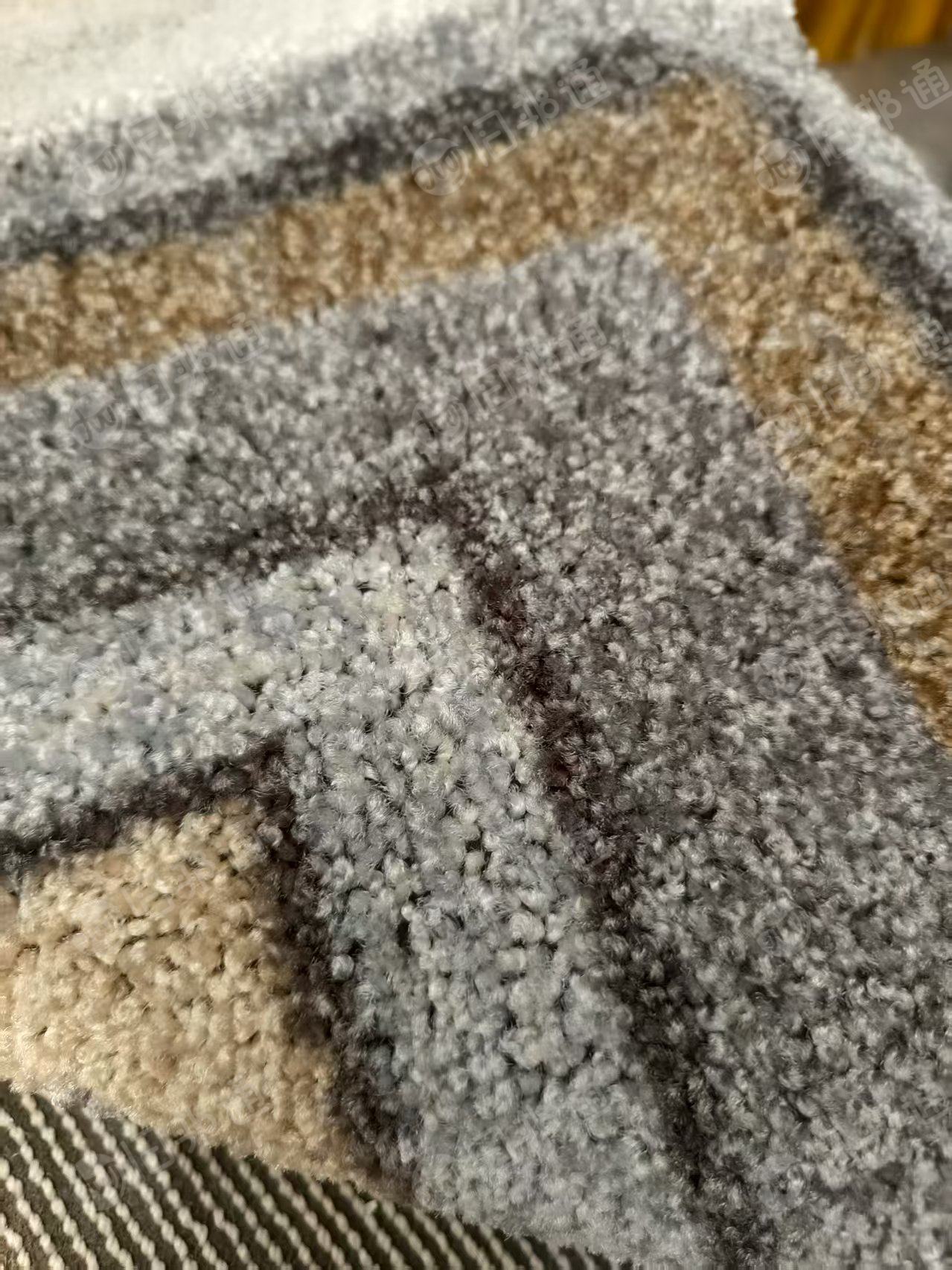 长期出售尼龙地毯料，地毯边角料，地毯厂下来的，现货7吨左右，货在山东青岛