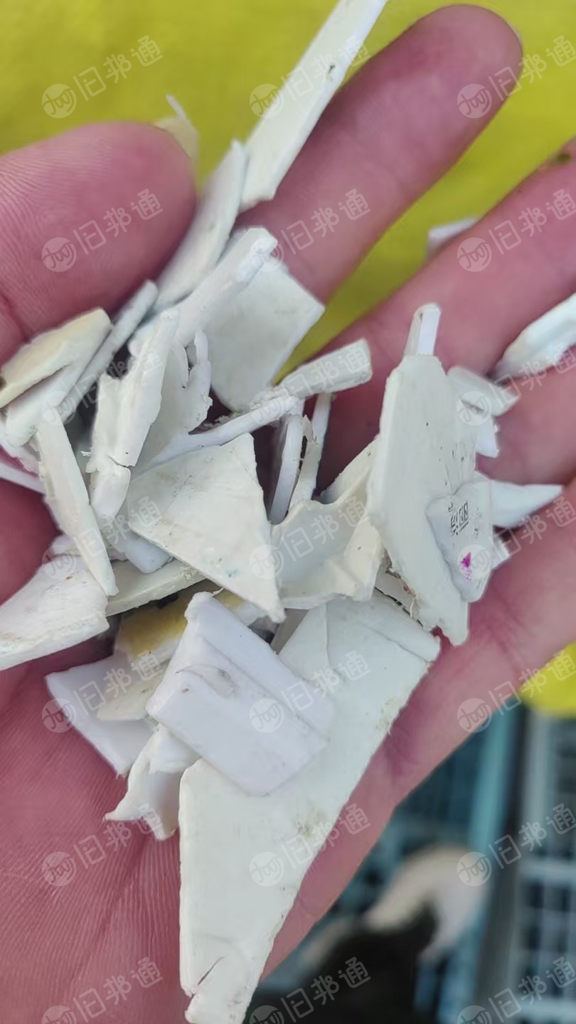 出售水粉白色涂料桶破碎料，带字，现货四米二一车