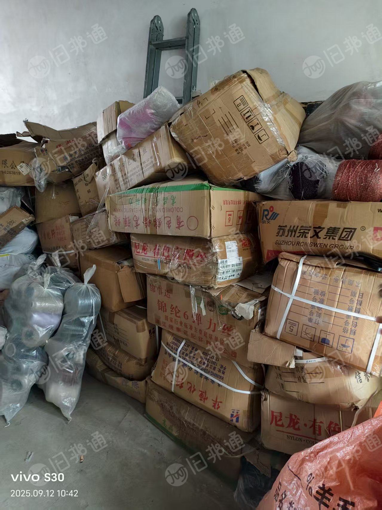厂家出售库存纱线，丝线，针织厂尾纱，棉纱差不多8吨左右，尼龙有2-3吨，厂在山东临沂