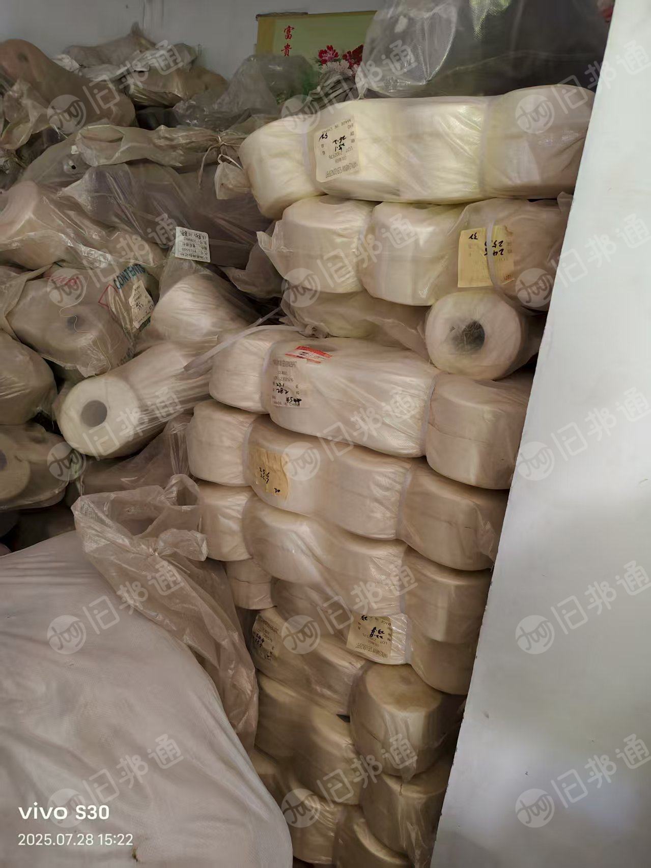 厂家出售库存纱线,丝线,针织厂尾纱,棉纱差不多8吨左右,尼龙有2-3吨,厂在山东临沂