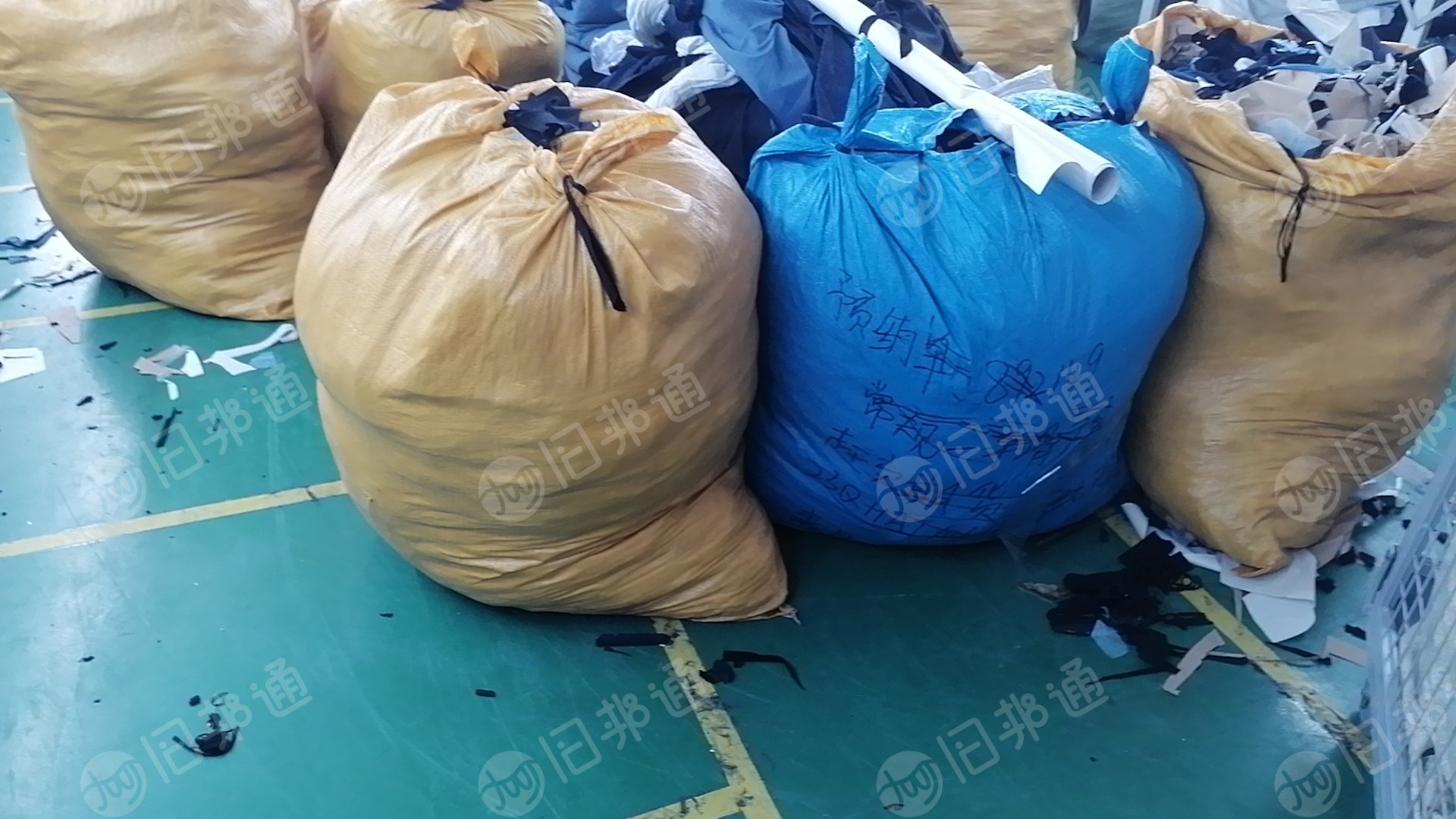 服装厂长期免费送边角料，一个月10吨左右，可做黑料，在广东佛山