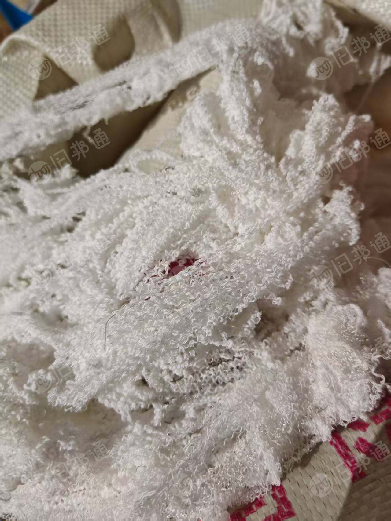 长期出售纺纱厂下来的布边纱，32支，有纯棉，CVC，涤棉混在一起，有白色，也有杂色，每个月有7-8吨