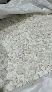 长期出售白色的pp美缝胶管破碎料，现货300吨左右