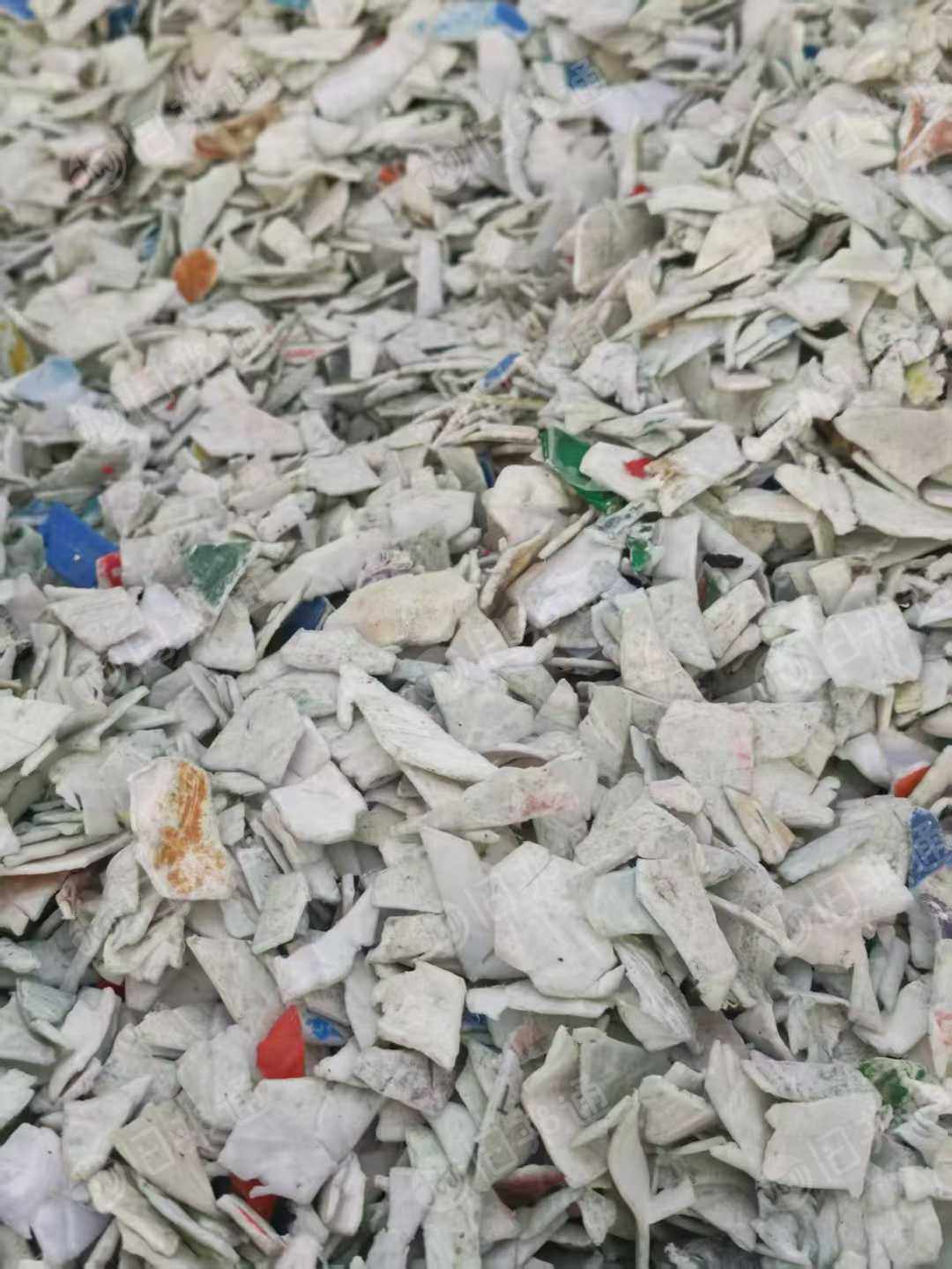 长期出售白色带字涂料桶破碎料,白色日杂丙破碎料