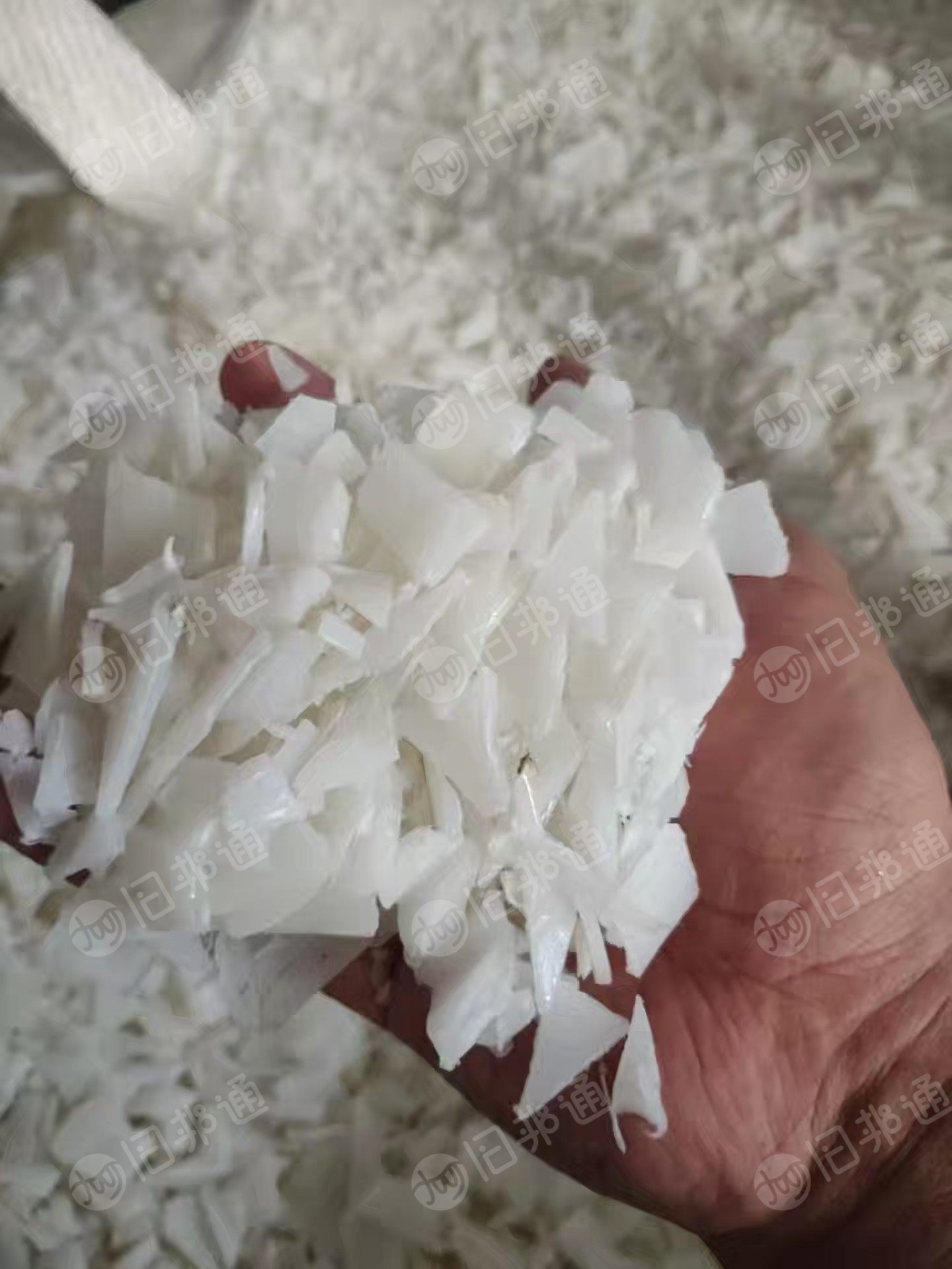 出售低压尿素桶破碎料，无味食品级，也有差些的酱油壶破碎料，尿素桶破碎料
