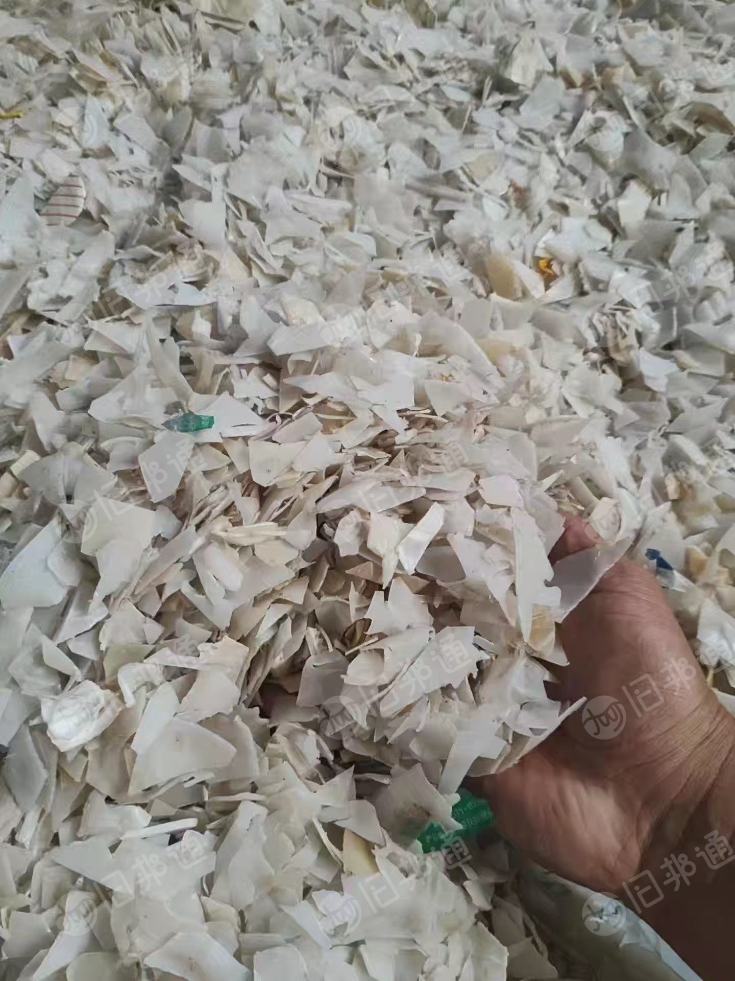 出售低压尿素桶破碎料,无味食品级,也有差些的酱油壶破碎料,尿素桶破碎料